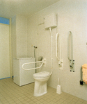 828358 Afbeelding van een voor gehandicapten aangepast toilet in de doucheruimte van het pand Mimosastraat 75 te Utrecht.